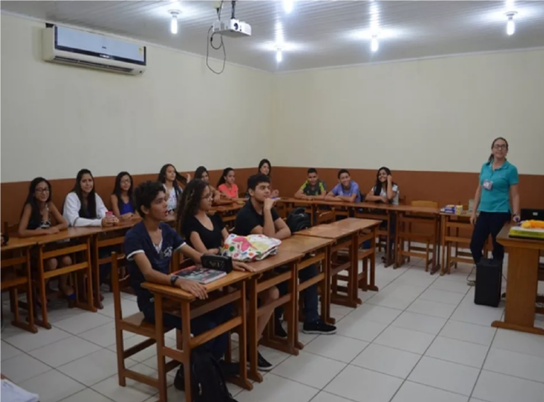 Centro de Estudo de Línguas oferta mais de 900 vagas para alunos e comunidade