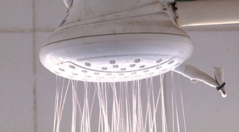 Menina de 4 anos é encontrada com mãe e tio em motel; presos disseram que foram ‘ver chuveiro’