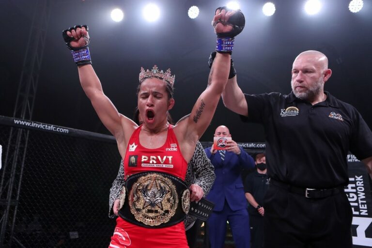 Jéssica Delboni desbanca campeã do Invicta e conquista primeiro cinturão para o Brasil em 2022