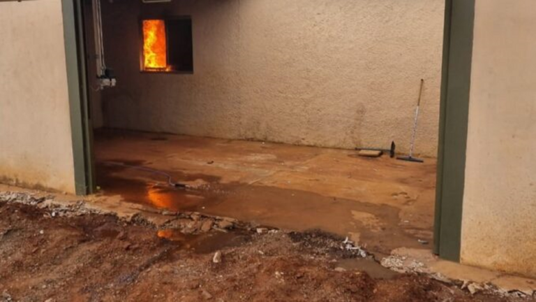 Homem dá martelada na irmã, incendeia casa e ao ameaçar policiais com facão, é baleado no calcanhar