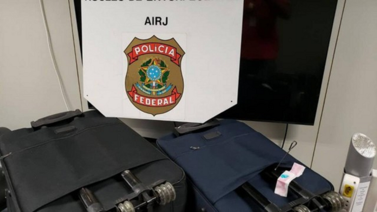 Com destino a Portugal, passageira argentina é presa com cocaína escondida no puxador da mala no aeroporto do Rio