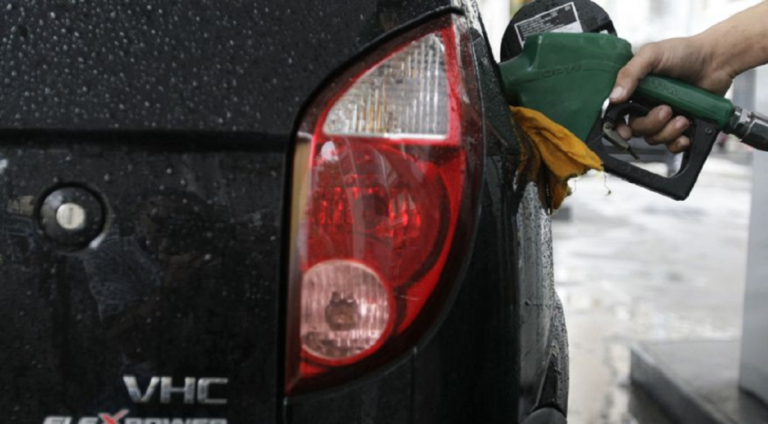 Bolsonaro sanciona com veto projeto sobre venda direta de etanol