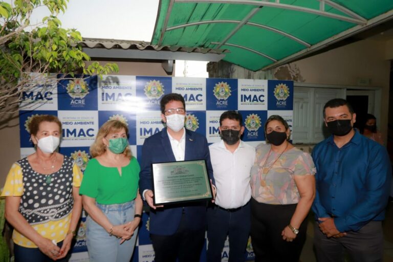 Gladson Cameli é homenageado pelos servidores do Imac, que comemoram ações e nova sede