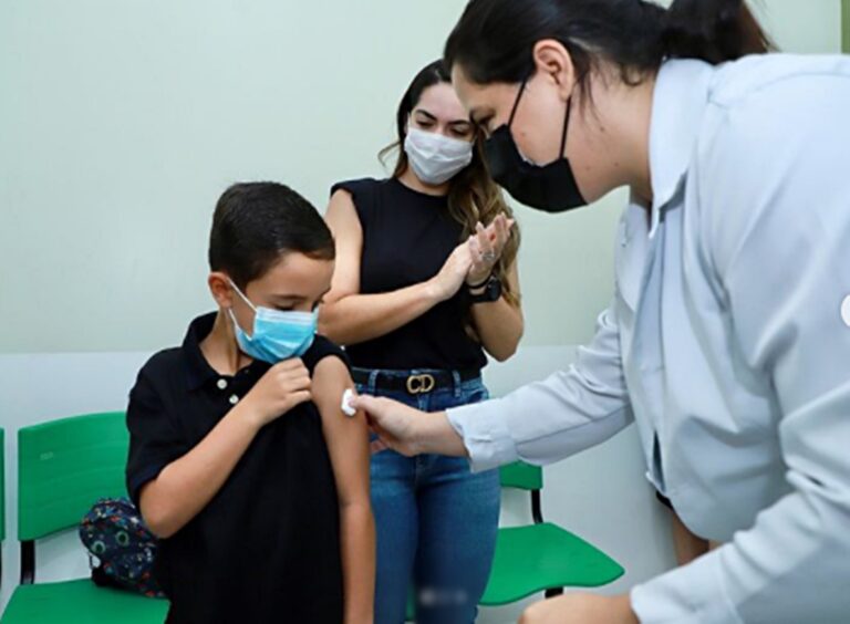 Gladson e Ana Paula levam o filho Guilherme para se vacinar contra Covid-19: “Exemplo começa em casa”