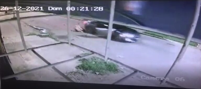 Testemunhas de caso Emely, garota que teria sido empurrada de carro por namorado, depõem na Delegacia da Mulher