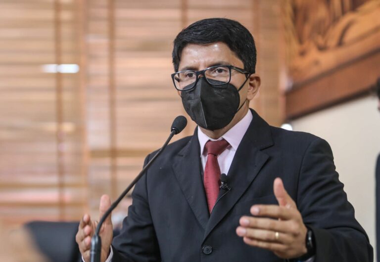 Com alta em novos casos de Covid-19 no AC, mas baixa internação, Jenilson reforça eficácia da vacina