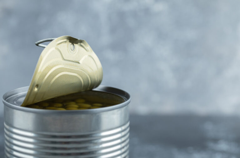 É verdade que não pode deixar o alimento na lata depois de aberta?