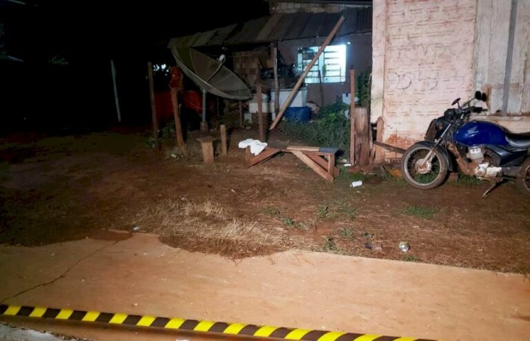 Quatro dias após ser solto, homem é morto a tiros e pai fica ferido em atentado na frente de casa
