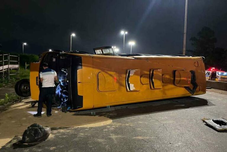 Motorista de micro-ônibus morre em acidente no Anel Rodoviário