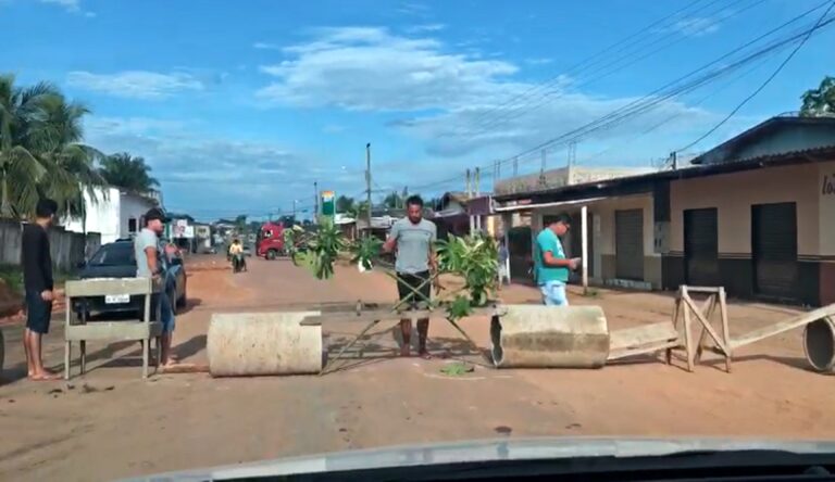 Comerciantes da Feira dos Colonos em Sena fecham rua em protesto contra prefeitura; VÍDEO