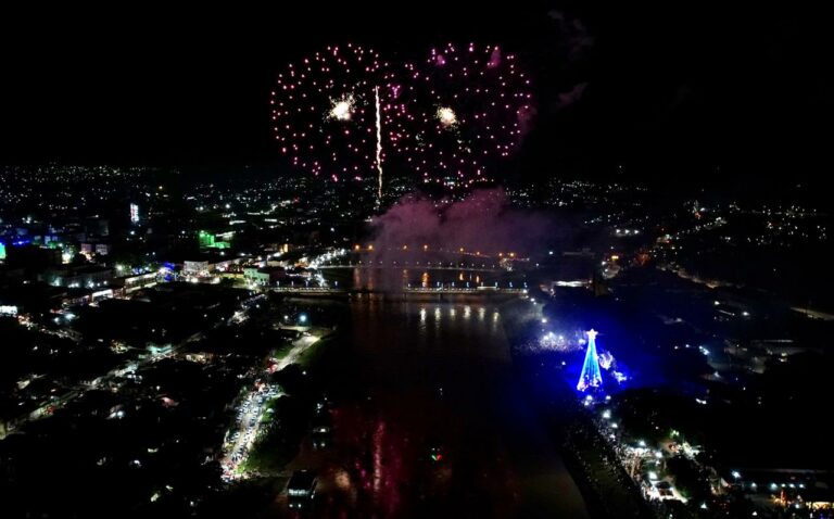 Queima de fogos encanta multidão em Rio Branco