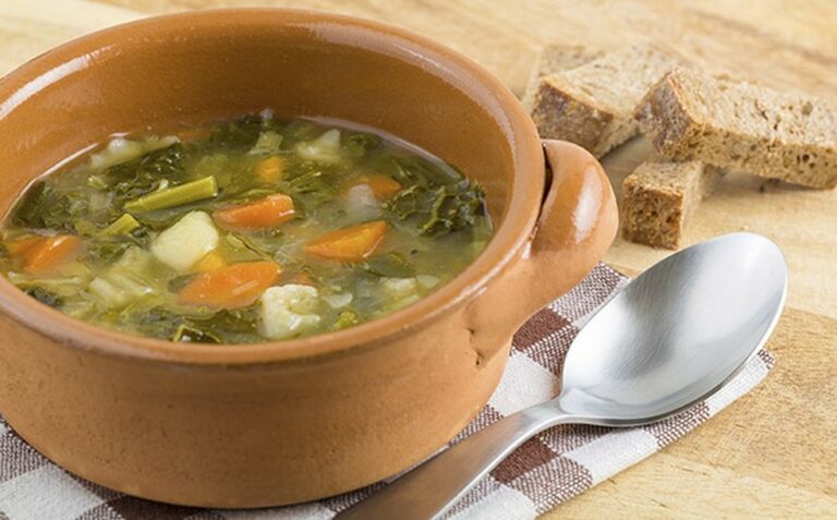 Exagerou nas festas de fim do ano? Aprenda a fazer uma sopa detox de legumes
