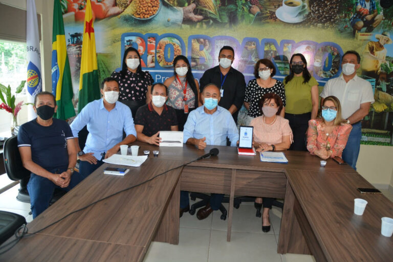 Prefeitura de Rio Branco assina ordem de entrega de 4.500 tablets para alunos da rede municipal