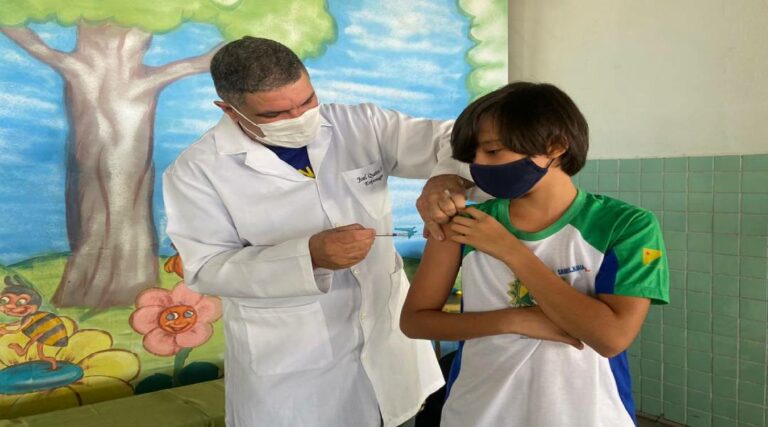 Primeiro dia de vacinação imunizou 250 crianças de 10 e 11 anos de idade em Cruzeiro do Sul