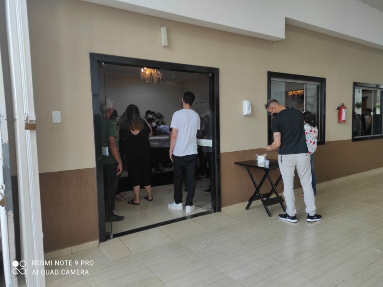 Amigos e familiares se despedem de dona Graça, mãe do ex-deputado Ney Amorim; fotos