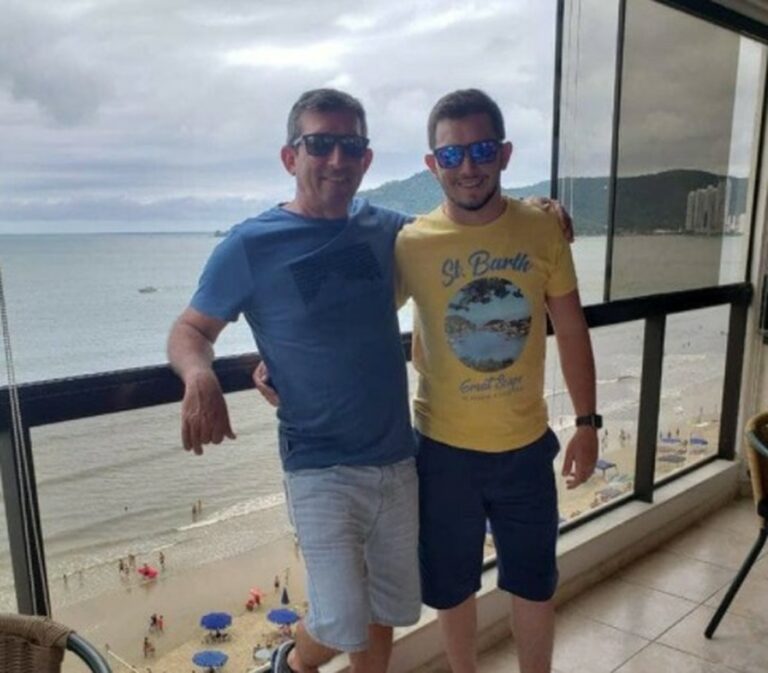 Pai e filho são torturados e executados com golpes de facão por homens encapuzados