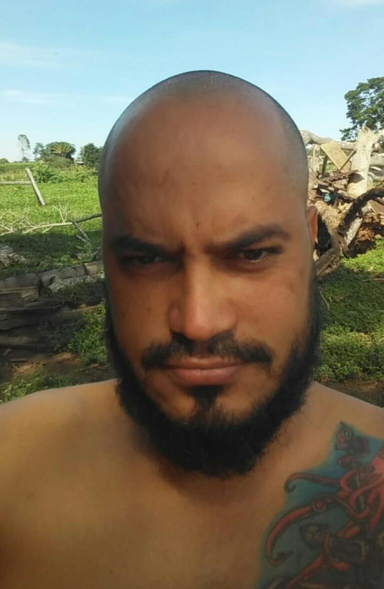 Suspeito de matar vizinho após briga por cachorro se entrega à polícia