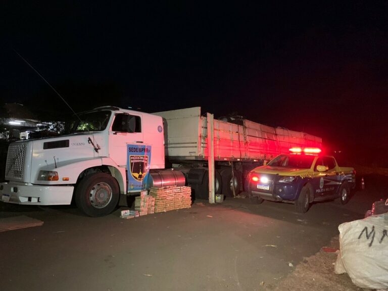 Idoso diz transportar borracha, mas acaba preso com maconha e cocaína no caminhão