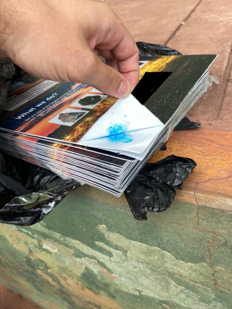 PF apreende cocaína dissolvida em cartões de apresentação em inglês