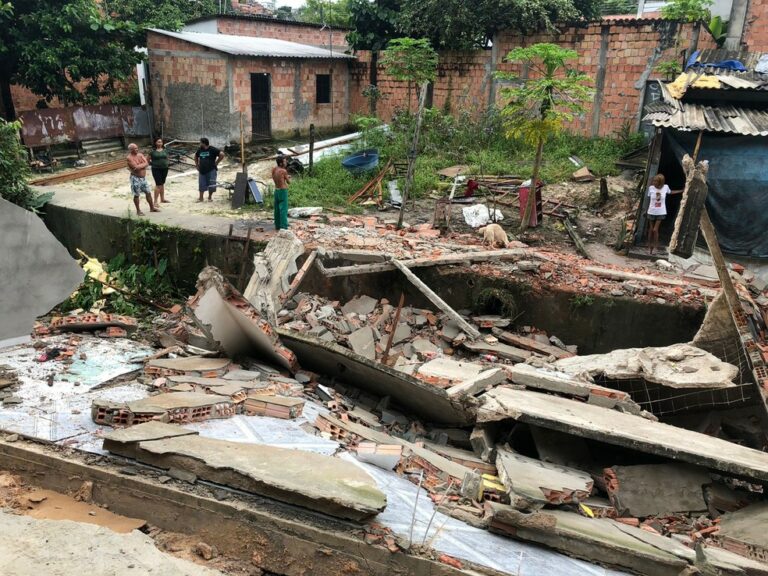 Vídeo flagra momento em que casa de dois andares desaba em Manaus