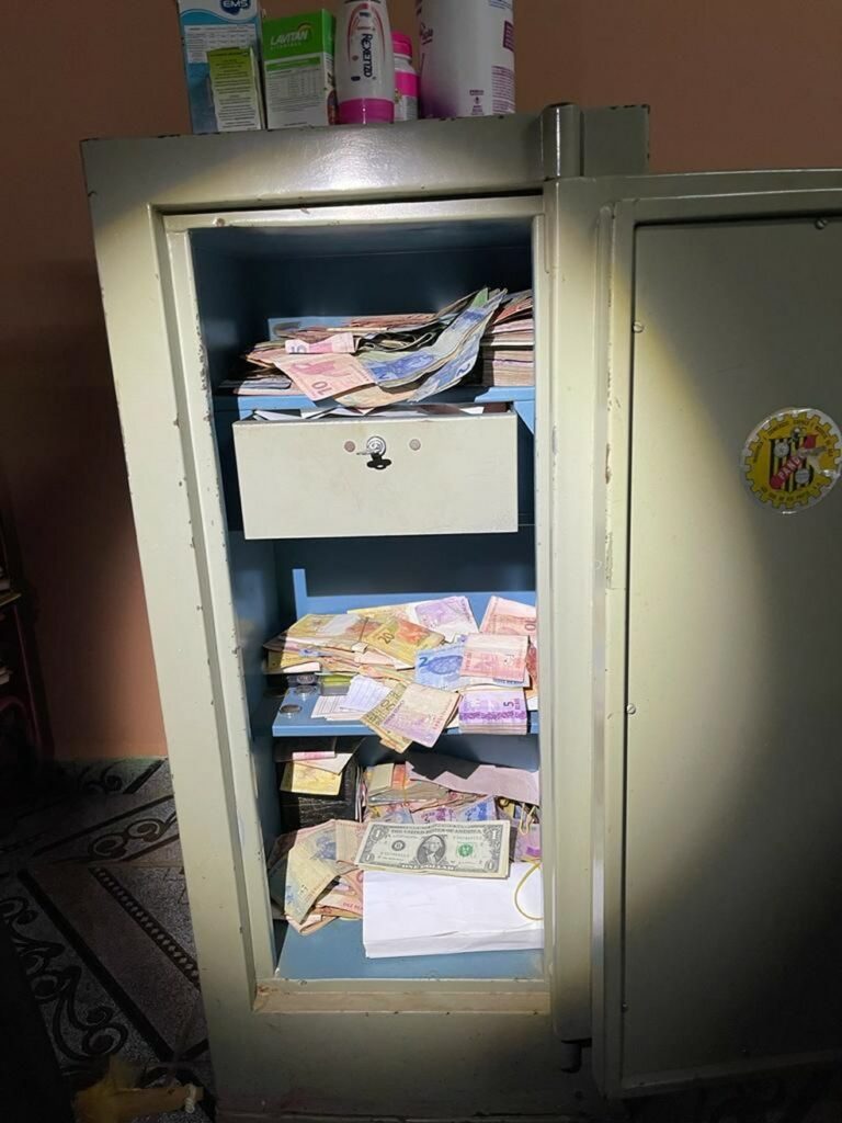 PF apreende cofre cheio de dinheiro e mercadorias importadas em escritório de contabilidade da fronteira