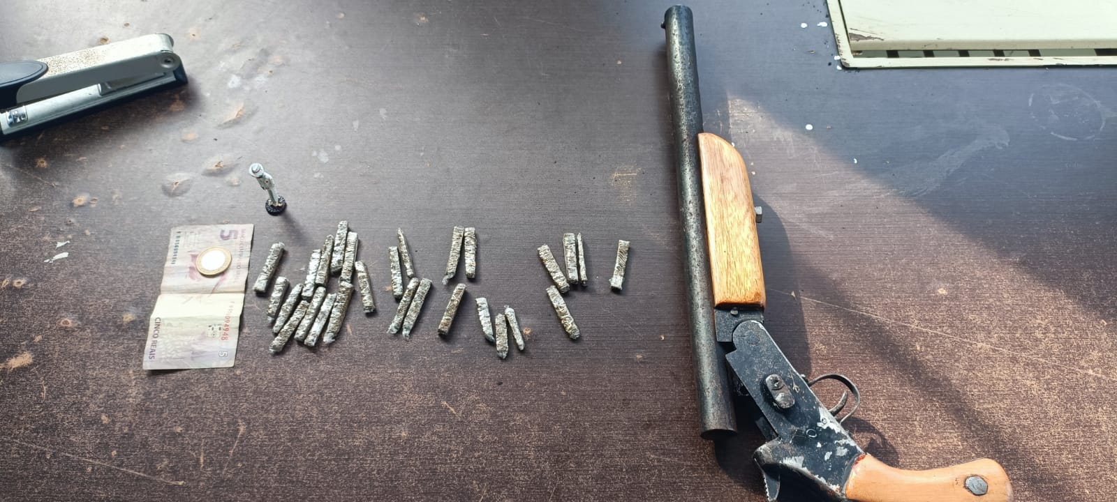 PM apreende drogas e uma arma de no bairro Quinze