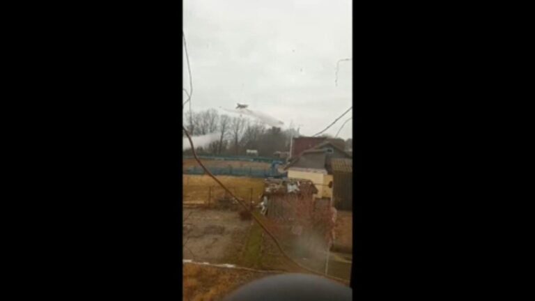 Família se desespera ao ter casa quase atingida por míssil na Ucrânia