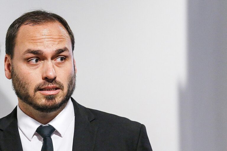 Carlos Bolsonaro manteve relacionamento secreto com miss. Saiba quem é