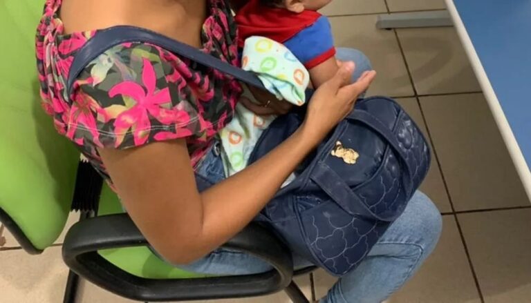 Chegou furioso: Após passar a noite na rua bebendo, marido espanca mulher com bebê no colo