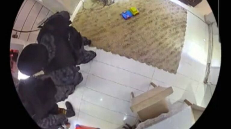 VÍDEO mostra PMs revirando casa; dono denuncia furto de caixa de som, carne e até água de coco