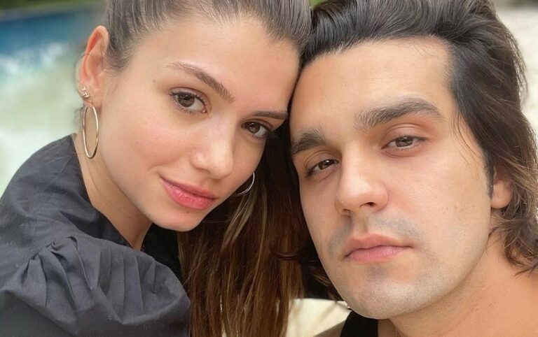 Namorada de Luan Santana ostenta corpão em praia paradisíaca, e cantor elogia com palavrão