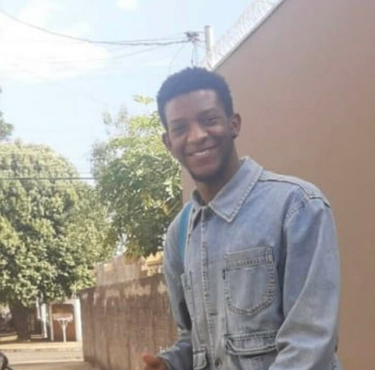 VÍDEO: Motociclista é atingido por caminhonete, ‘voa’ e morre no hospital