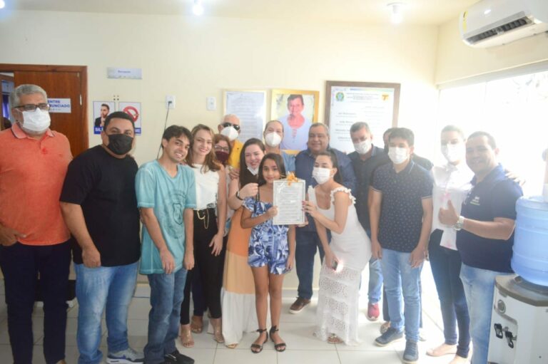 Mazinho coloca o nome da mãe de ex-prefeito em prédio do Creas em Sena; filho não vai ao evento