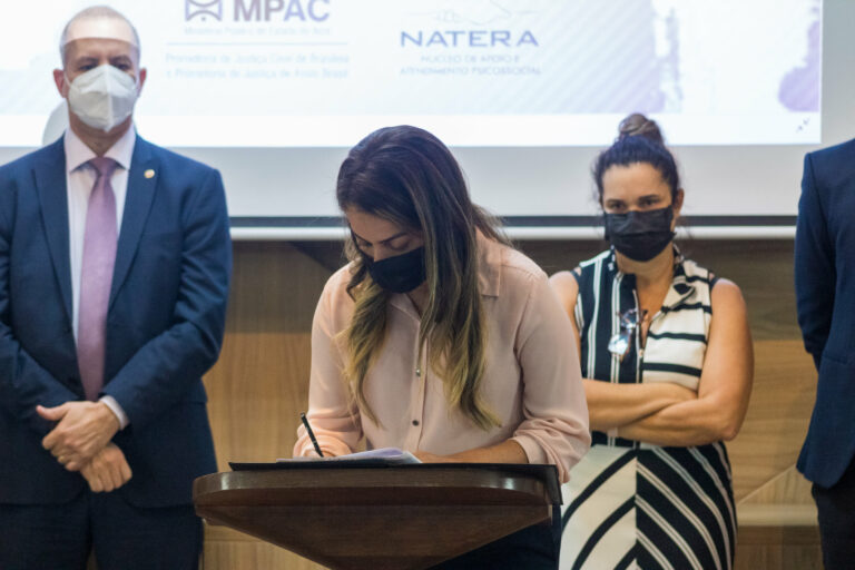 Brasileia assina parceria para casa de acolhimento aos migrantes e refugiados