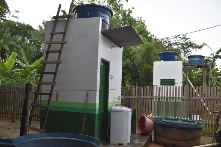 Prefeitura entrega 16 banheiros sanitários domiciliares em Brasileia