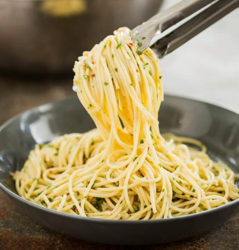 Macarrão alho e óleo: receita simples para fazer no almoço ou jantar
