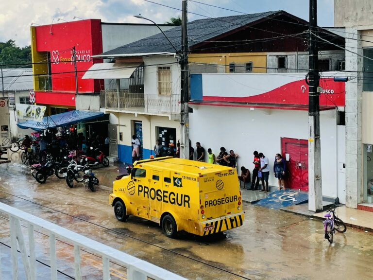 Clientes do Banco Bradesco em Tarauacá aguardam atendimento na chuva