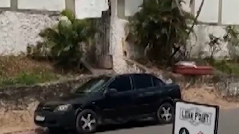 Cadáver é abandonado dentro de caixão em via pública