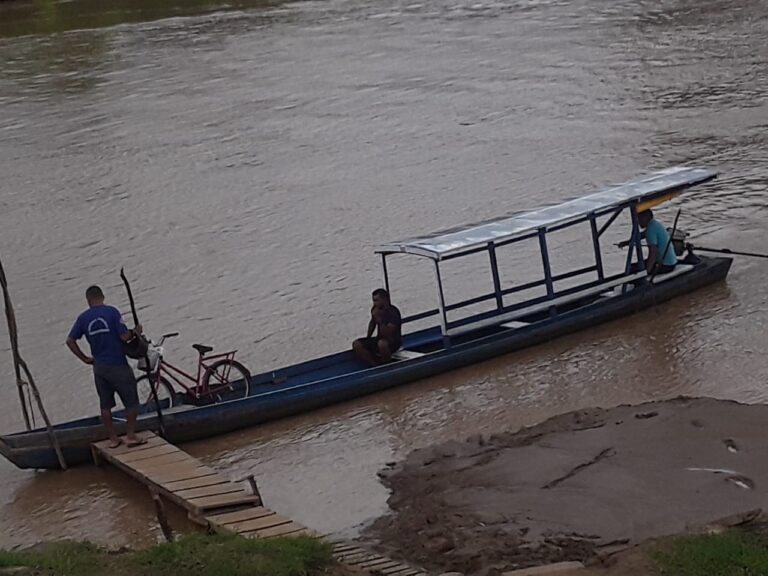 Empresário diz que vai tomar barcos usados em travessias de Sena se prefeitura não fizer pagamento