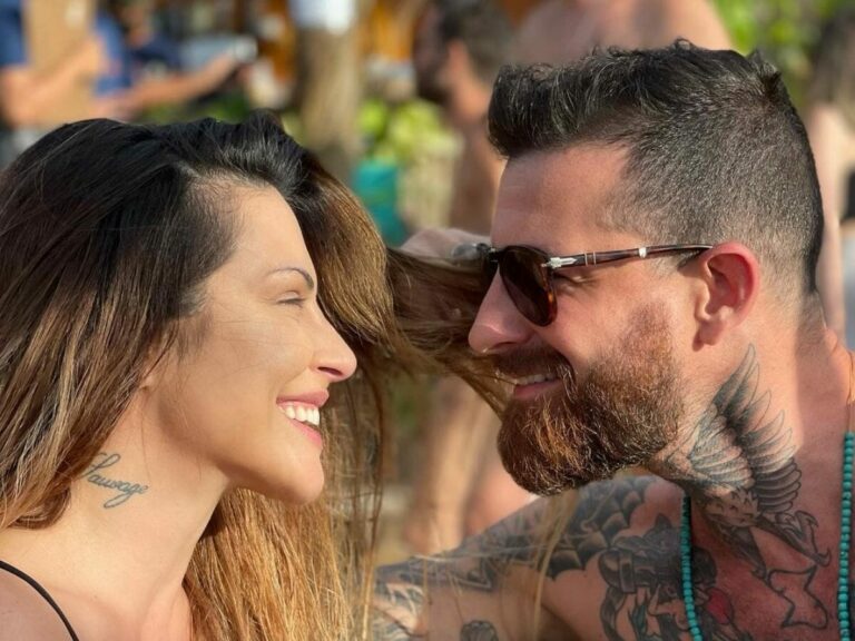 De biquíni azul, Cleo deixa suas curvas à mostra ao curtir piscina com marido