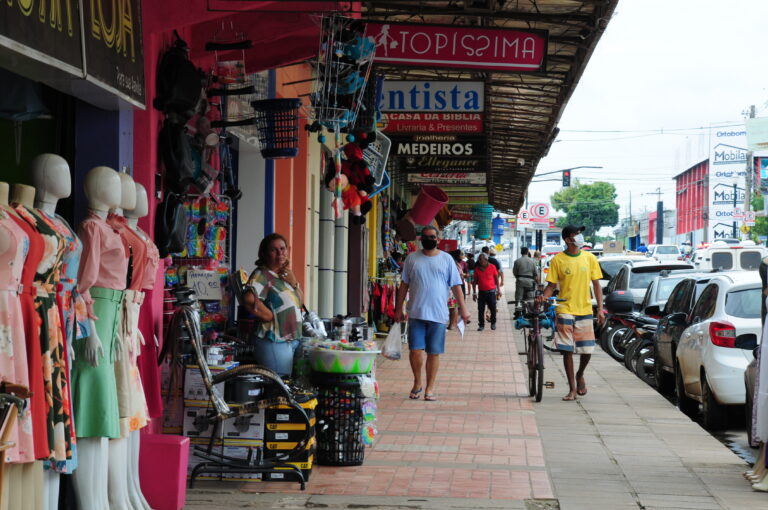 Confiança do comércio encerra trimestre em queda, aponta Confederação Nacional do Comércio