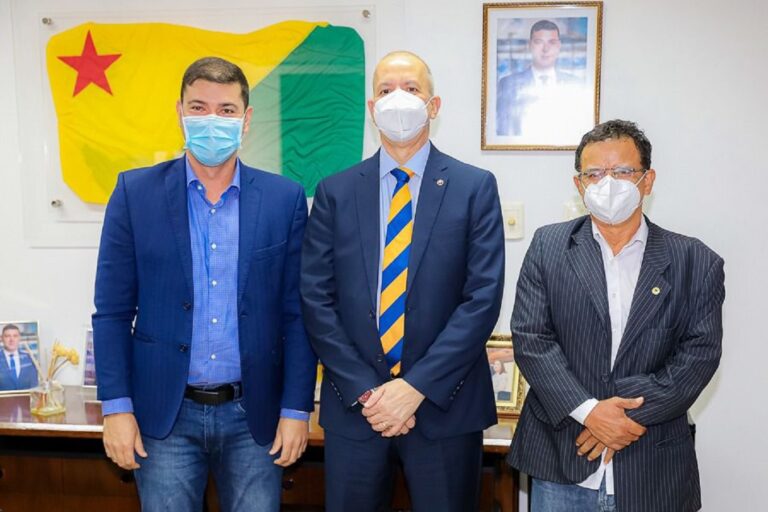 Nicolau e Gonzaga recebem Danilo Lovisaro e pactuam parcerias entre ALEAC e MP