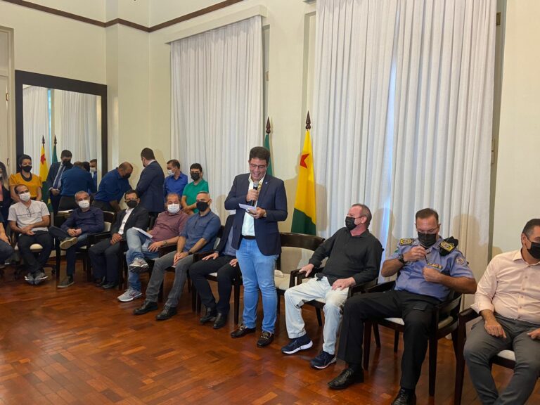 Gladson assina convocação de mais de 200 integrantes do cadastro de reserva da PM e pede calma aos da Civil