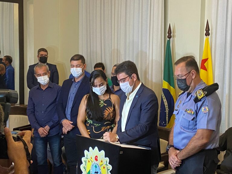 Gladson promulga lei que aproveita candidatos de concursos que estão fora do número de vagas