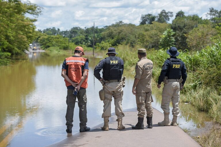 Corpo de Bombeiros e Defesa Civil do Acre avaliam inundação da BR-364 em Rondônia