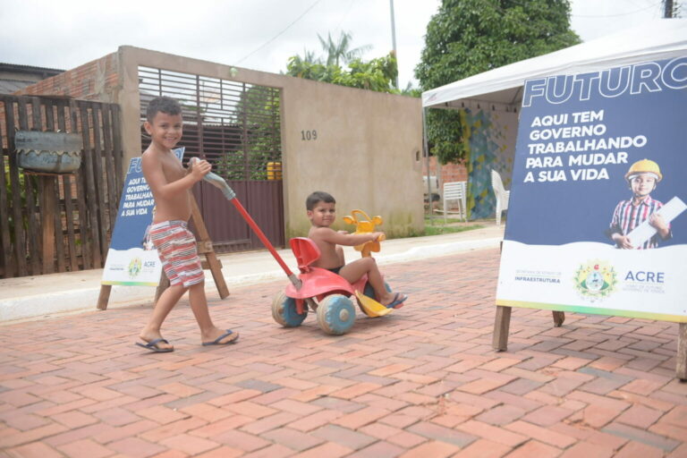 Com investimento de R$ 8 milhões, governo do Estado entrega pavimentação de ruas na Baixada da Sobral
