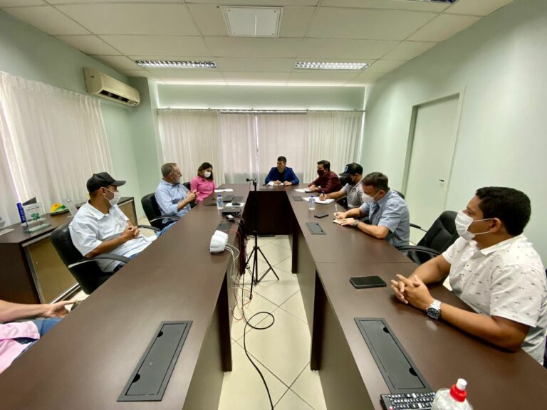 Na Sefaz e acompanhado de pecuaristas, Tchê pede redução do ICMS nas operações com bezerros