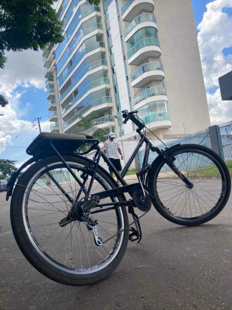 Bicicleta de gari é furtada dentro da Zeladoria de Rio Branco; Polícia Civil vai investiga o caso