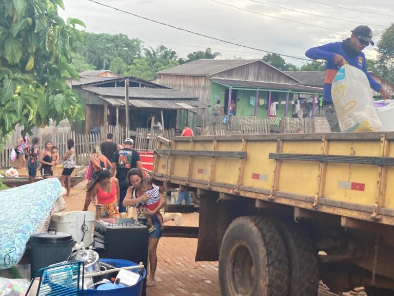Nível do Iaco subiu 32 centímetros nesta segunda-feira; famílias são removidas de suas casas