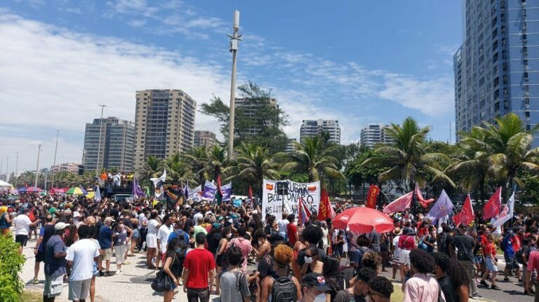 Manifestantes fazem ato em memória de Moïse na orla do Rio de Janeiro